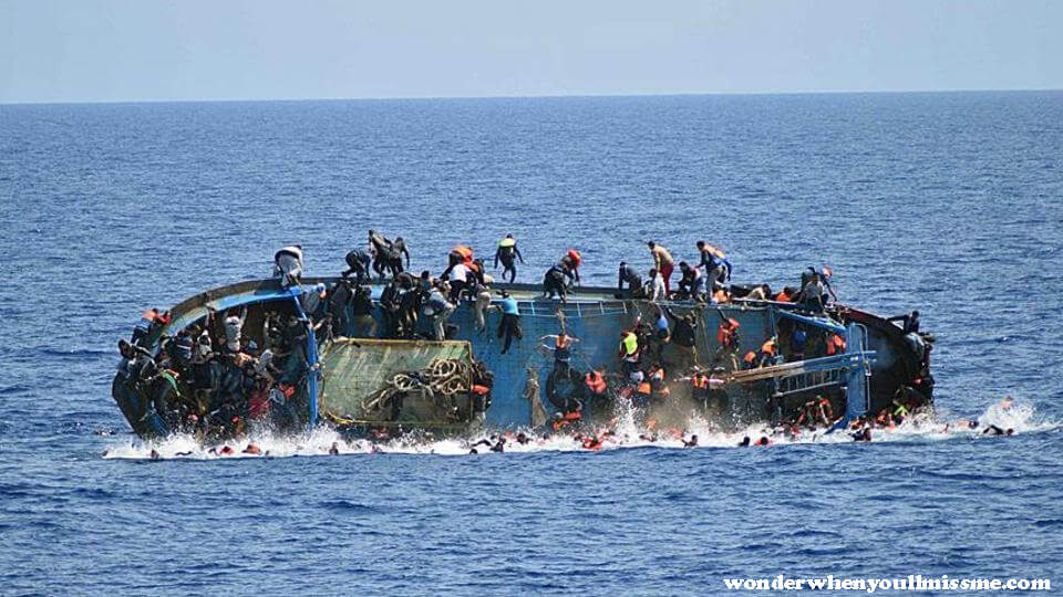 Dozens of migrants ผู้อพยพมากถึง 70 คนที่ต้องการข้ามทะเลเมดิเตอร์เรเนียนได้ลี้ภัยบนแท่นขุดเจาะน้ำมันก่อนที่จะถูกส่งไปยังทางการตูนิเซีย 