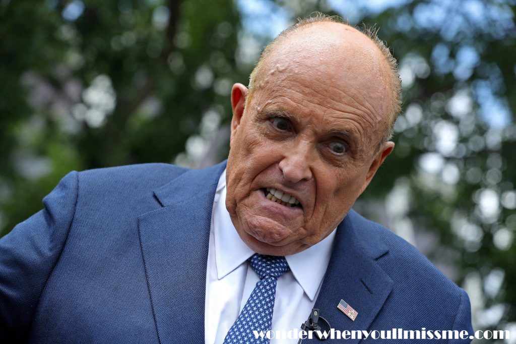 Rudy Giuliani เจ้าหน้าที่สืบสวนของรัฐบาลกลางดำเนินการออกหมายค้นที่บ้านแมนฮัตตันของรูดี้จูเลียนีทนายความของอดีตประธานาธิบดี