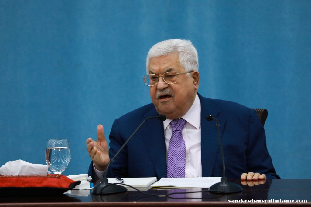 Abbas delays มาห์มูดอับบาสประธานาธิบดีปาเลสไตน์ได้เลื่อนการเลือกตั้งรัฐสภาตามแผนในเดือนหน้าท่ามกลางความขัดแย้งเรื่องการลงคะแนนเสียงในเยรูซา