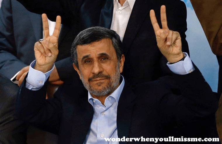 Mahmoud Ahmadinejad อดีตประธานาธิบดีมาห์มูดอาห์มาดิเนจาดซึ่งเป็นที่ถกเถียงกันอยู่ได้ลงทะเบียนอีกครั้งเพื่อเป็นประธานาธิบดีคนต่อไปของอิหร่าน 
