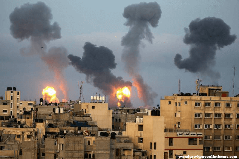 Rockets fired ฮามาสกล่าวว่าได้ยิงจรวดมากกว่า 100 ลูกที่เมืองเทลอาวีฟของอิสราเอลหลังจากการโจมตีทางอากาศของอิสราเอลทำลายหอคอยใน