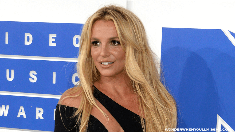 Britney Spears บริทนีย์ สเปียร์สผู้เปี่ยมด้วยอารมณ์ได้รับชัยชนะในการประมูลเพื่อยุติการควบคุมกิจการของพ่อเมื่อวันพุธ โดยผู้พิพากษา