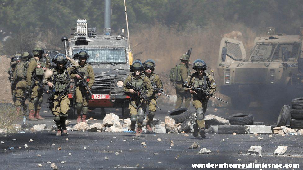 Israeli forces กองกำลังความมั่นคงของอิสราเอลใช้ระเบิดช็อตเพื่อสลายกลุ่มผู้นับถือมุสลิมที่ทำการละหมาดวันศุกร์ตามประเพณีนอกมัสยิดอิบราฮิมี 
