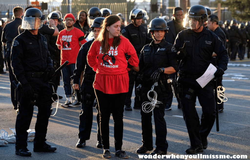 Dozens arrested เมื่อรุ่งสางในช่วงเช้าตรู่ของวันที่ 26 ตุลาคม ชุมชนพื้นเมืองของเอกวาดอร์ได้เริ่มต้น "paro nacional