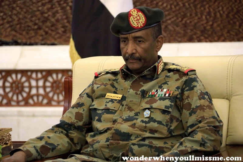 Sudan al-Burhan ผู้บัญชาการทหารของซูดานกล่าวว่ากองทัพจะออกจากการเมืองหลังการเลือกตั้งที่กำหนดไว้ในปี 2566 นายพล Abdel Fattah al-Burhan