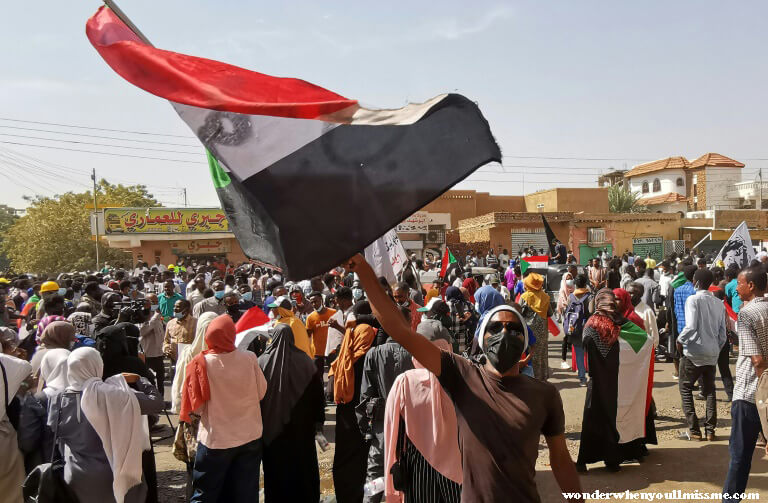 Sudan security เจ้าหน้าที่ตำรวจอาวุโสและผู้ประท้วงคนหนึ่งถูกสังหาร ตามรายงานของทางการและกลุ่มแพทย์ ขณะที่หลายพันคนพากันเดิน