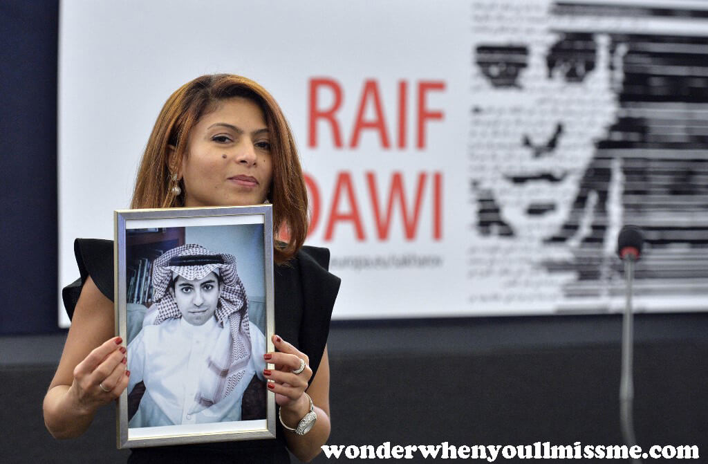 Raif Badawi บล็อกเกอร์ชาวซาอุดีอาระเบียได้รับการปล่อยตัวจากเรือนจำในซาอุดิอาระเบียหลังจากเสร็จสิ้นโทษจำคุกสิบปี Ensaf Haidar ภรรยาของ Badawi