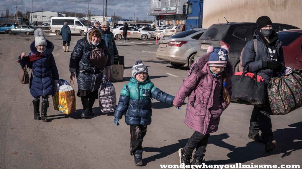 US allows Ukrainians ชาว ยูเครนบางคนที่หลบหนีการรุกรานของกองทัพรัสเซียในประเทศของตน ได้รับอนุญาตให้เข้าสหรัฐฯ 