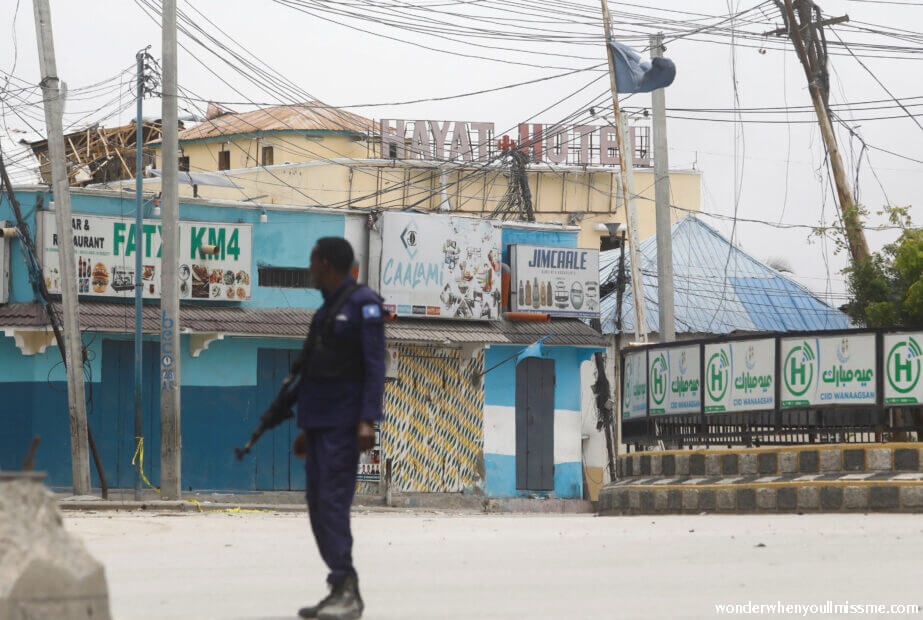 Attack on hotel การโจมตีโรงแรมในใจกลางเมืองท่าเรือ Kismayo ทางตอนใต้ของโซมาเลียทำให้พลเรือนเสียชีวิต 9 คนเมื่อวันอาทิตย์ ก่อนที่กองก