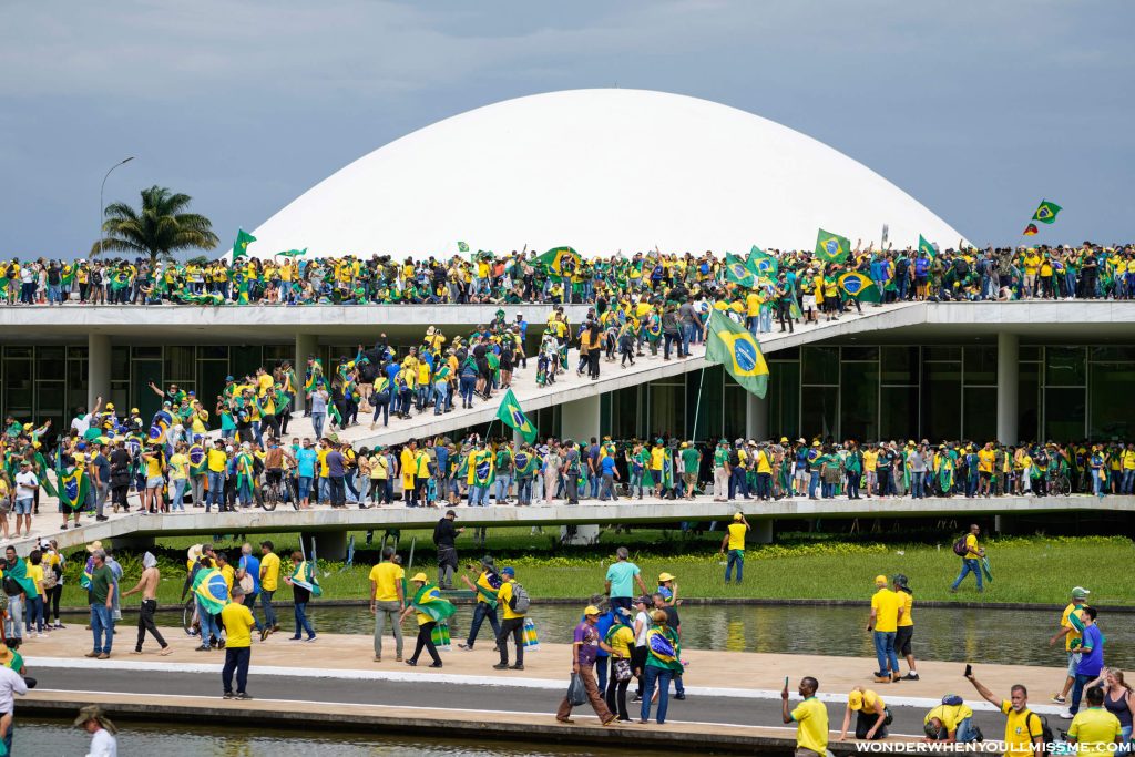 Arrests after Bolsonaro ตำรวจในบราซิลจับกุมประชาชนหลายร้อยคนและแย่งชิงอำนาจการควบคุมของรัฐสภา ทำเนียบประธานาธิบดี และศาลฎีกาของ